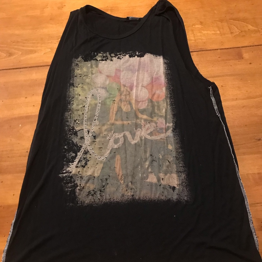 Tank with design
